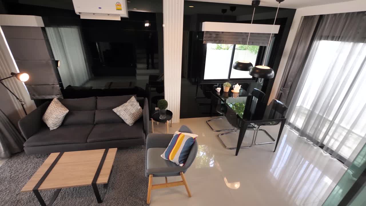 현대적이고 세련된 블랙 톤 가정 거실 장식