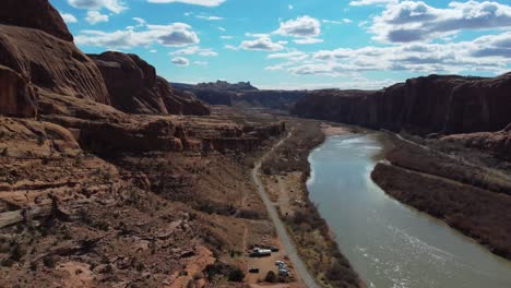 el río colorado fluye a través del cañón de paria con impresionantes vistas de formaciones rocosas rojas en arizona