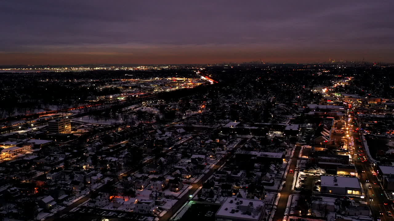 교통 체증이 있는 항공 시간 경과, 일몰 직후 밤이 되면