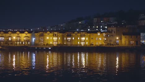 Bristol-Harbourside-Bei-Nacht-Mit-Fußgängern-Und-Ruderern-4k