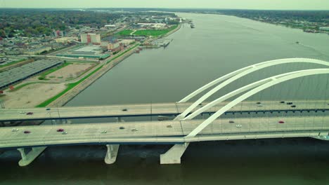 Video-Aéreo-Del-Puente-Centenario-Del-Río-Mississippi-Y-Los-Autos-Que-Pasan-Por-él,-EE.UU.