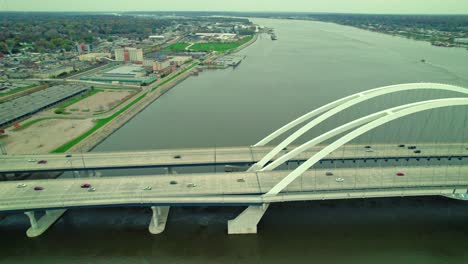 video aéreo del puente centennial del río mississippi y los coches que pasan por él, ee.uu.