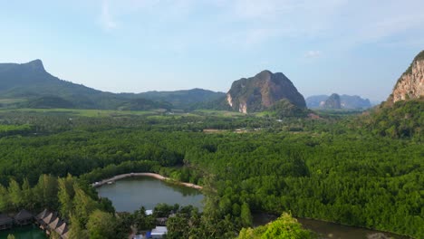 paisaje de las montañas rocosas de krabi cliff