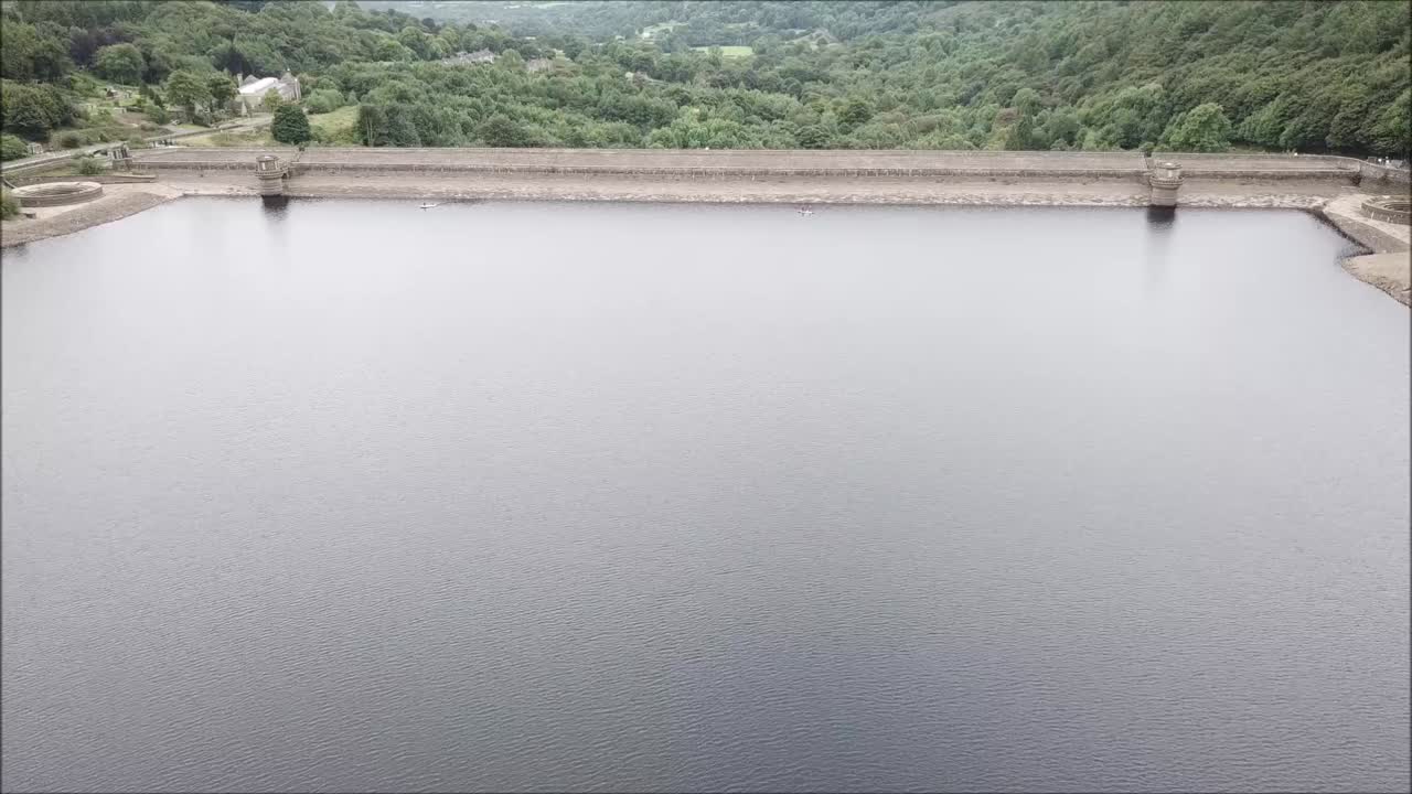 높은 곳에서 본 피크 디스트릭트 지역의 많은 저수지 중 하나