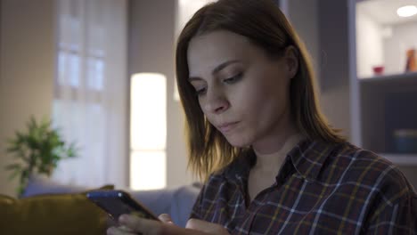 mujer triste enviando mensajes de texto por teléfono y lágrimas en sus ojos.