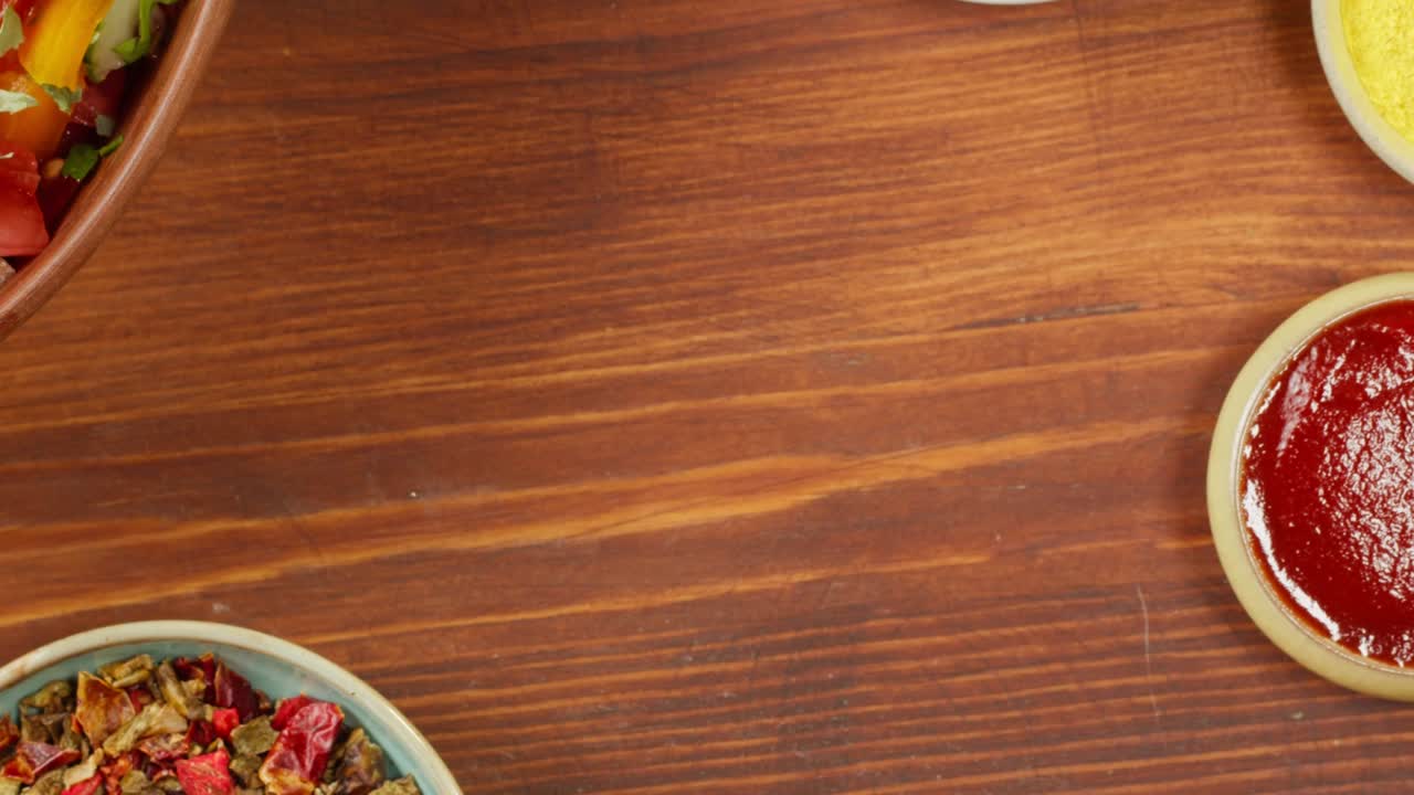 berenjena al horno, verduras en salsa de tomate, comida vegetariana. cultura de oriente medio. cocina marroquí vista superior. concepto de aperitivo frío.