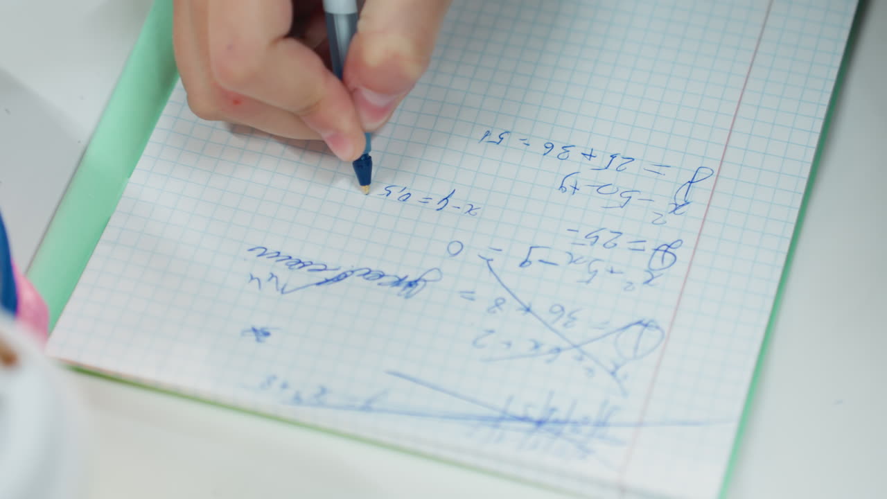 estudiante escribiendo con un bolígrafo azul sobre un gráfico, primer plano de una mano esbozando ecuaciones y diagramas, margen de un cuaderno, trozos de goma de borrar esparcidos, luz suave de una lámpara, ambiente de concentración, tranquila sesión de estudio, preparación para un examen