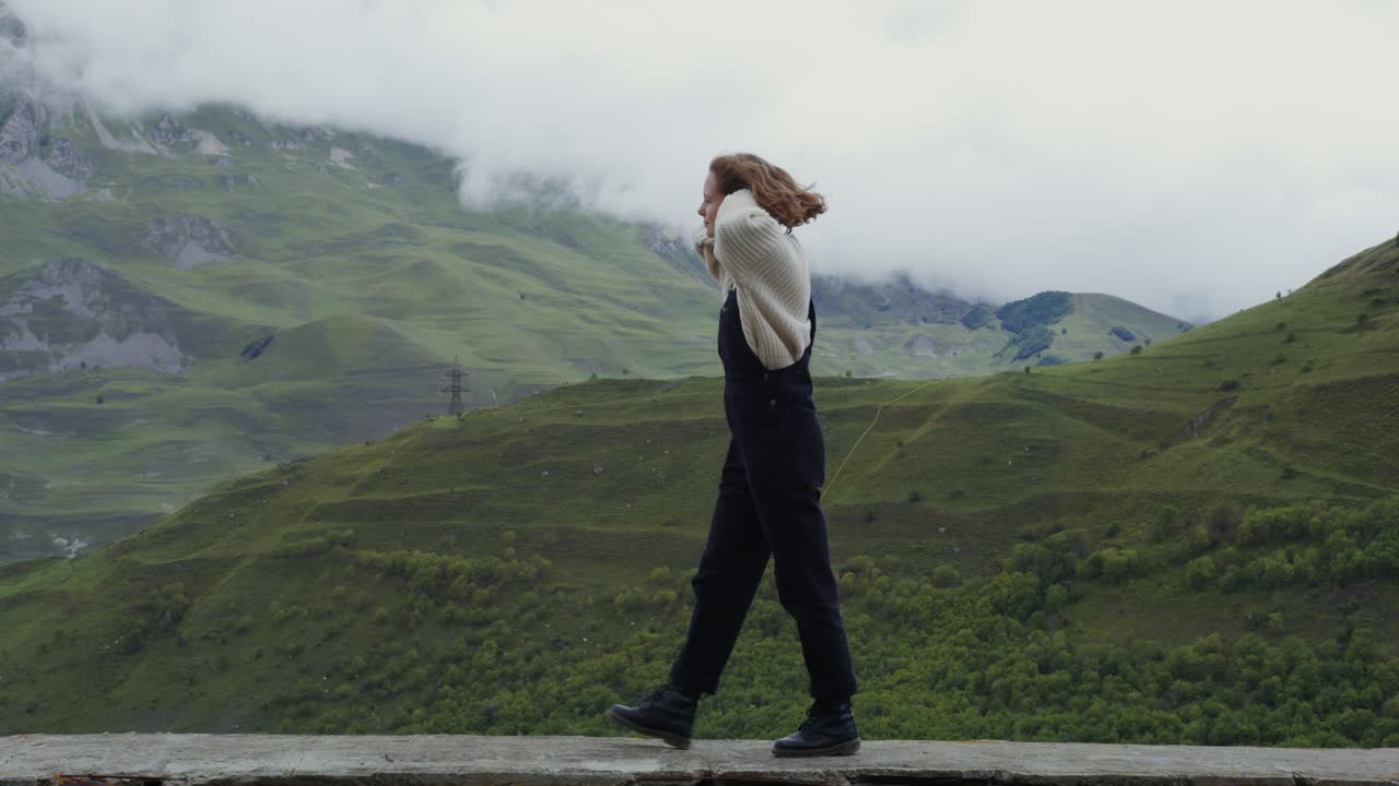 женщина идет по горной долине