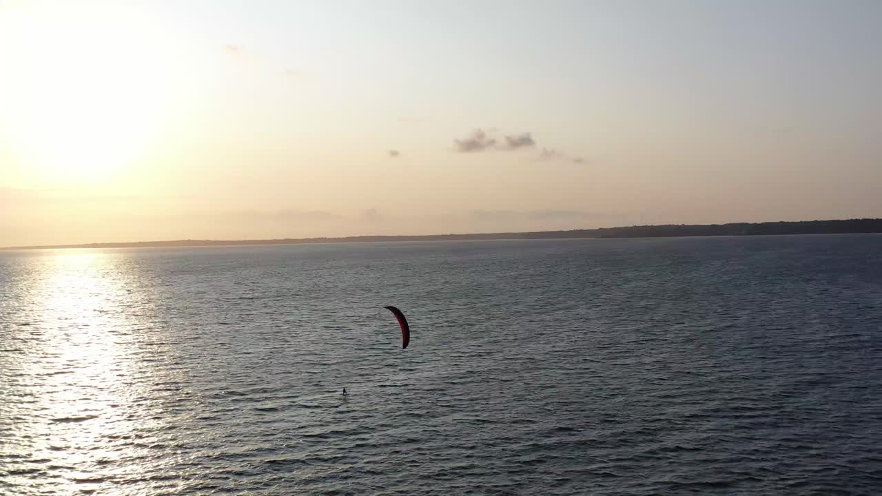 kiter en 4k durante la puesta de sol en la costa francesa