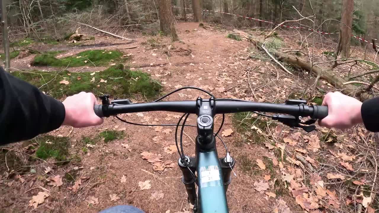 Video som visar cykling på en stig med mountainbike.
