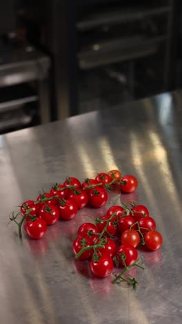 tomates de cereza frescos en el mostrador de metal