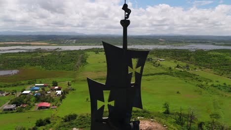 320' enorme estatua en honor a cristóbal colón en arecibo, puerto rico