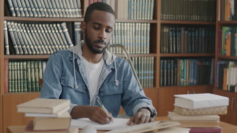 estudiante estudiando en una biblioteca