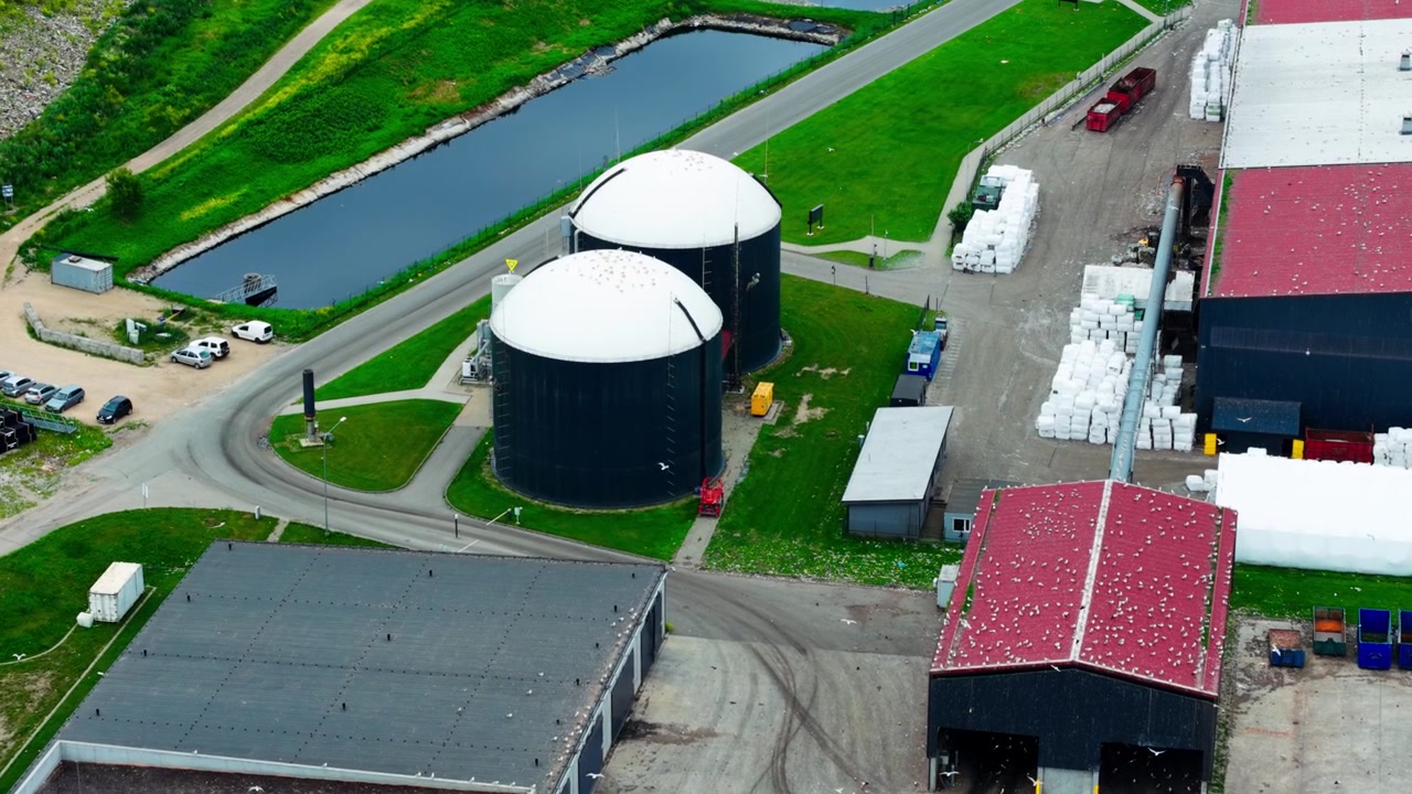 Slowmotion droneoptagelse af overdækkede biogasreaktorer, der sikkert behandler organisk affald