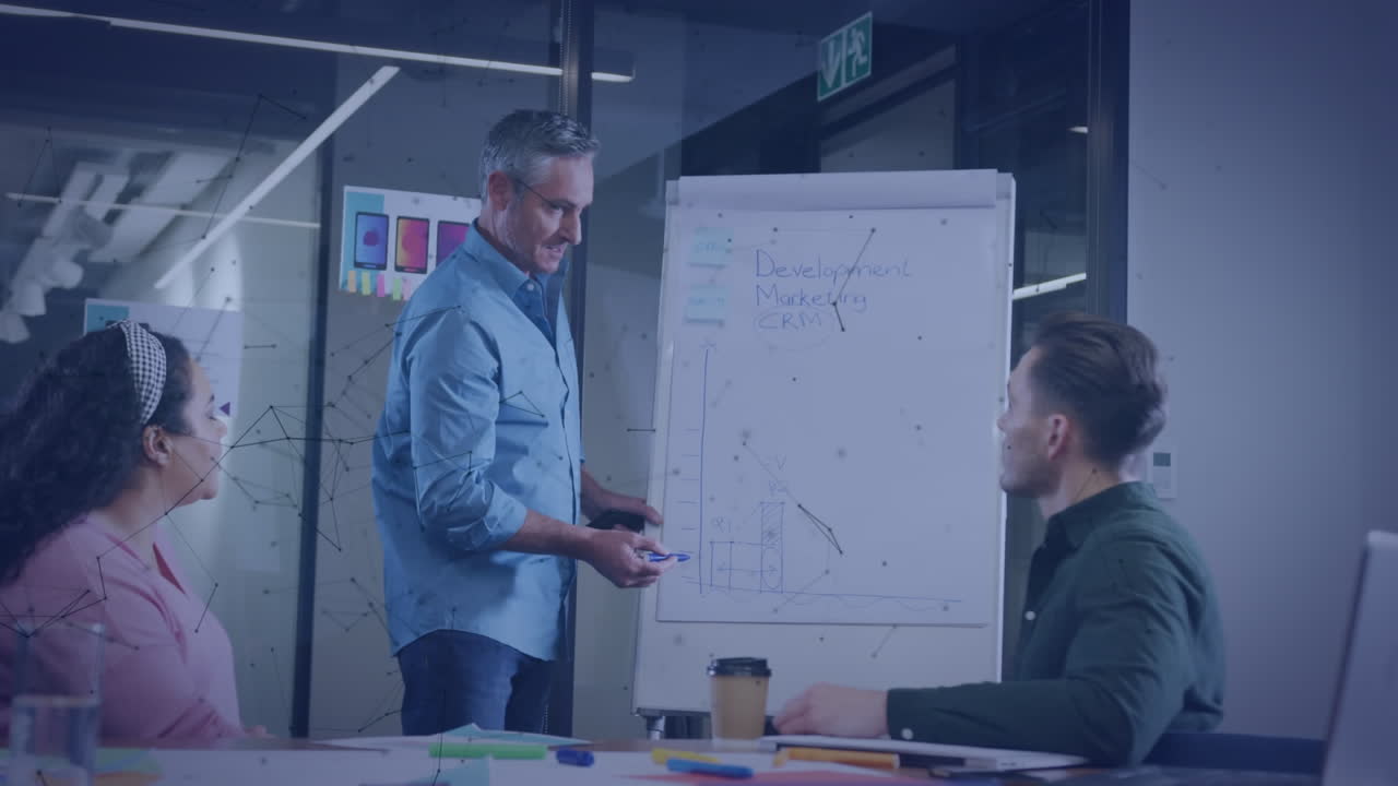 animación del procesamiento de datos financieros sobre diversas personas de negocios en la oficina