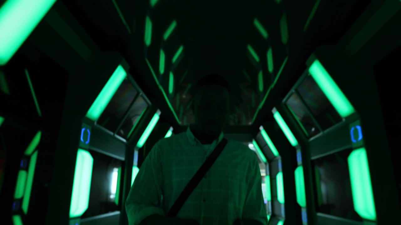 ejecutivo masculino usando tableta digital 4k