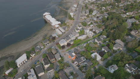 Panorámica-Aérea-Sobre-Los-Vecindarios-De-Alki-Point-Que-Revelan-Las-Aguas-Fuera-De-Seattle,-Wa