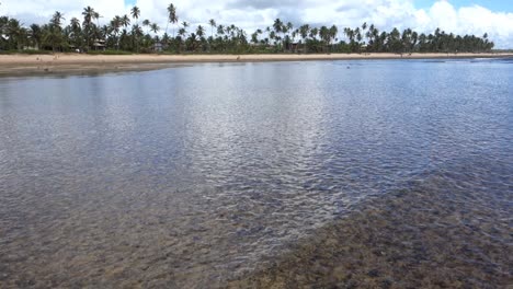 Panoramablick-Auf-Den-Schönen-Strand-Mit-Flachem,-Klarem-Meer-Im-Vordergrund-Bei-Ebbe