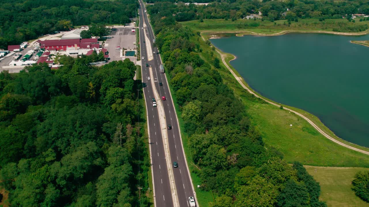 두 개의 빨간색 준 트럭과 트레일러가 던디 애비에서 운전하고 있습니다.