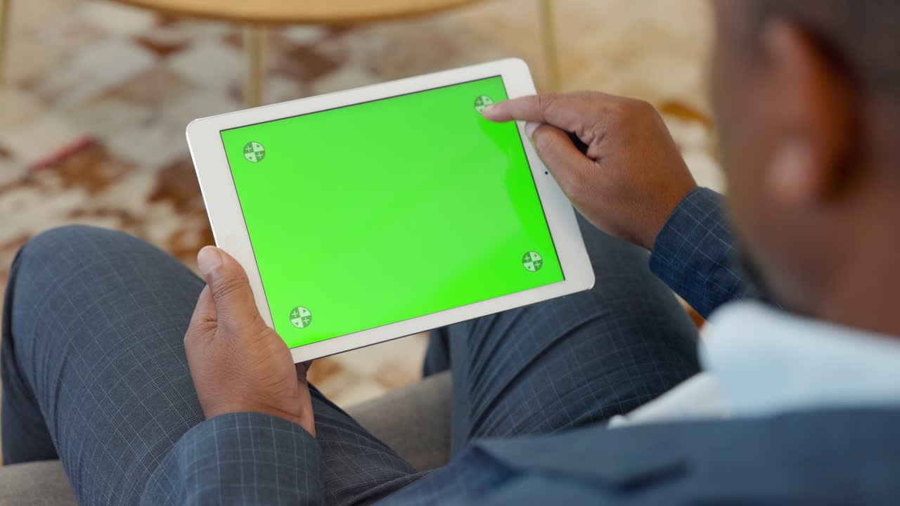 hombre de negocios formal negro usando tableta digital con pantalla verde