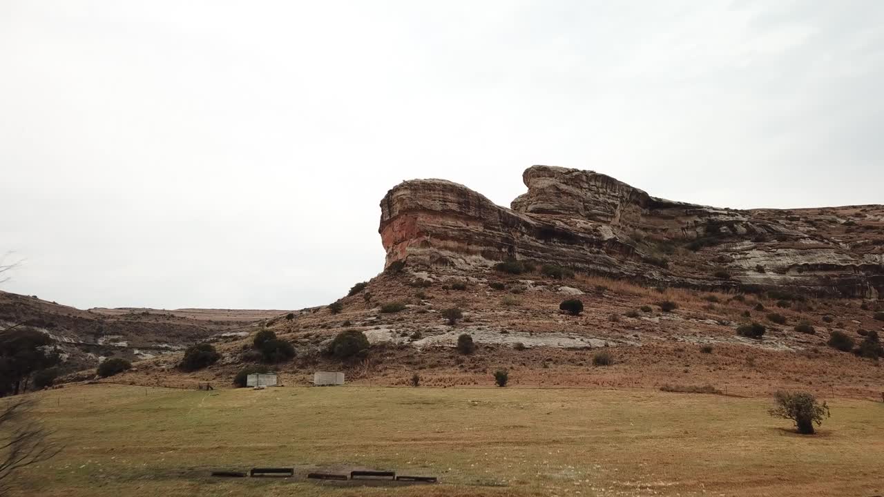 foto de un avión no tripulado de un acantilado de formación de piedra arenisca en clarens en las estribaciones de las montañas maluti, sudáfrica