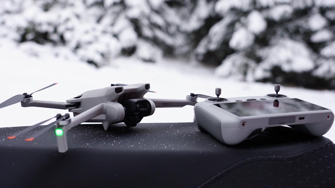 Drone dan Pengontrol Ditempatkan di Permukaan Bersalju.