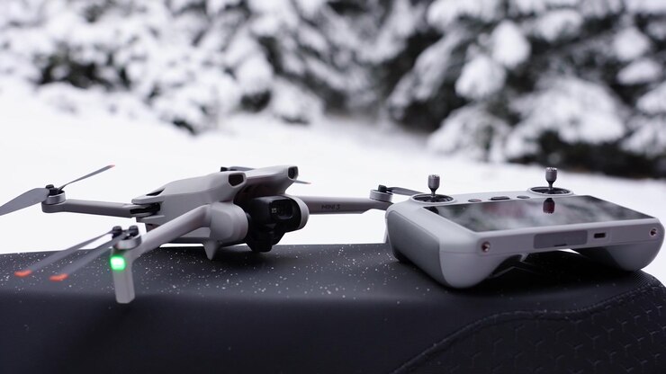 Drone e Controle Posicionados em uma Superfície Nevada