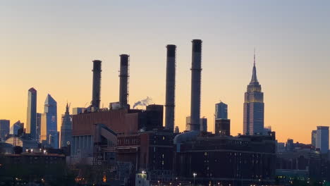 silhouette der skyline von new york, stadtbild bei sonnenuntergang, blick auf die goldene stunde vom hudson river