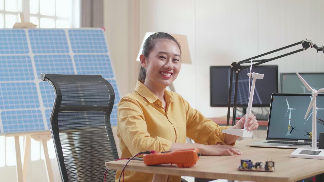 mujer ingeniera que trabaja en proyectos de energía renovable