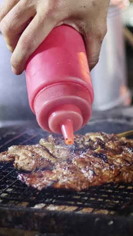 hornear carne, añadir salsa y condimentos al aire libre