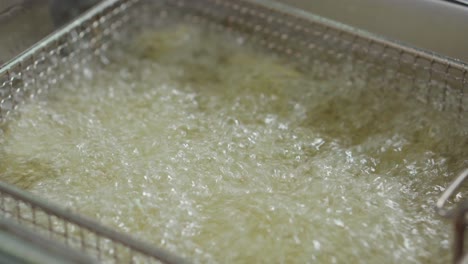 alimentos fritos en una freidora comercial