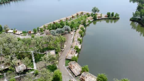 cabañas rústicas a lo largo de la orilla del lago en un resort junto al río