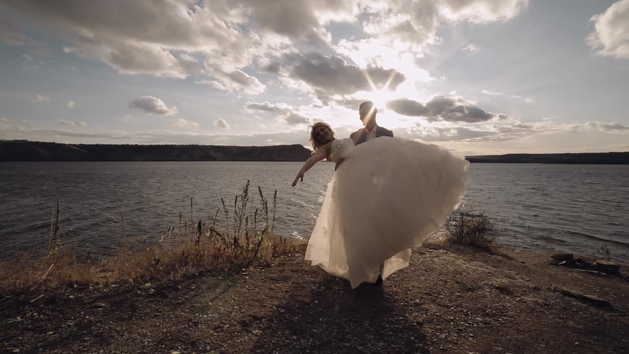 결혼 부부. 사랑스러운 신랑과 신부. 행복한 가족. 사랑에 빠진 남자와 여자