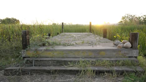 vista rústica de la puesta de sol junto a un muelle