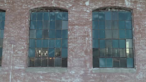antiguo almacén de algodón abandonado con luz solar llenando la habitación vacía durante el amanecer en mckinney texas
