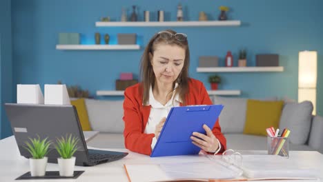 Mujer-Trabajadora-De-Oficina-En-Casa-Haciendo-Investigación.