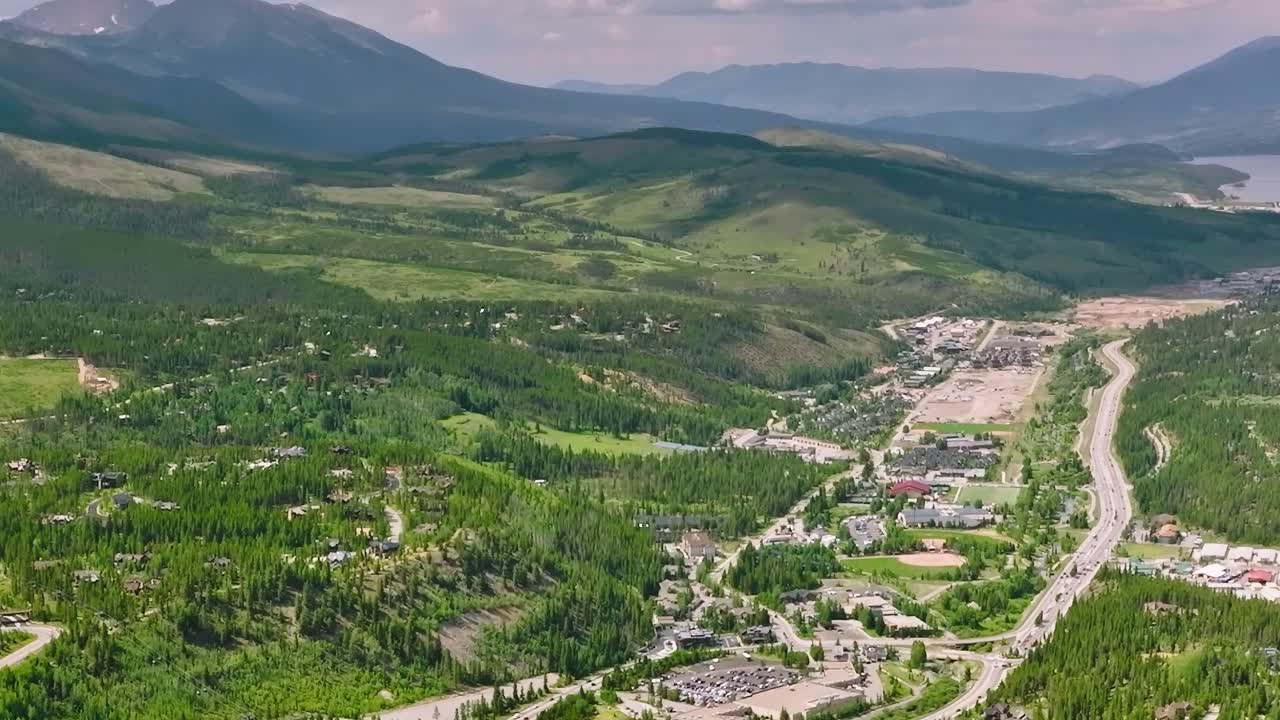 Gün içinde Colorado dağlarının ve kasabasının manzaralı görünümü