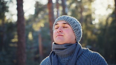 hombre en el bosque de invierno