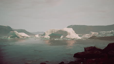 Icebergs-Azules-De-La-Antártida-Con-Paisajes-Antárticos-Congelados-Y-Cubiertos-De-Nieve