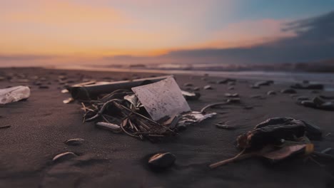 botella de plástico yace en la playa y contamina el mundo océano y la vida de la vida marina