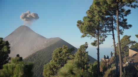 Weite-Aufnahme:-Der-Vulkan-Fuego-Bricht-Aus,-Während-Die-Menschen-Ruhig-Vom-Campingplatz-Acatenango-Aus-Zuschauen