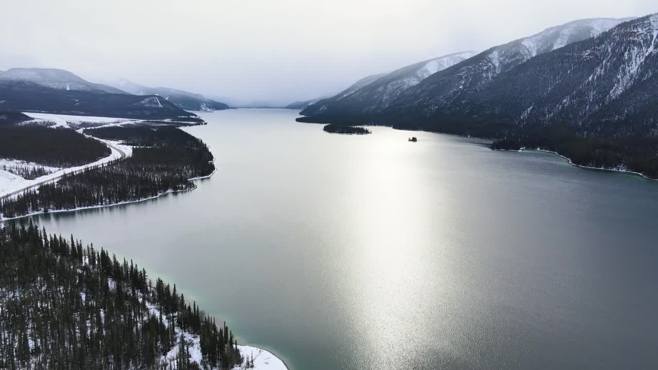 paisaje invernal del lago muncho en la nieve, toma aérea de drones
