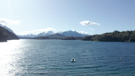 z lotu ptaka - jezioro perito moreno w pobliżu bariloche, rio negro, argentyna, wznoszące się do przodu