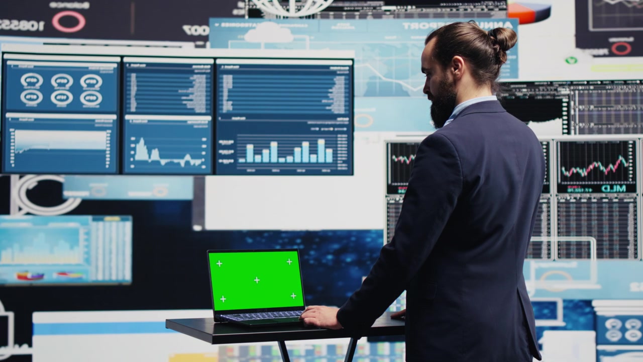 Uomo d'affari mostra un display modificabile per le tendenze annuali