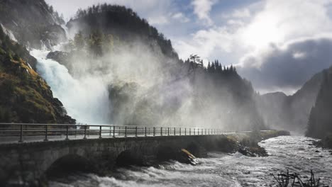 Berühmten-Wasserfall-Latefossen