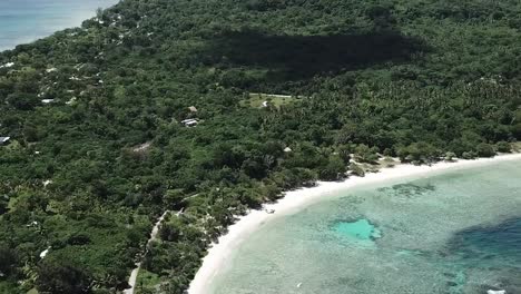 Fliegen-Hoch-über-Vanuatu-Village-Island-Beach-Blick-Auf-Die-Hügel-Im-Hintergrund