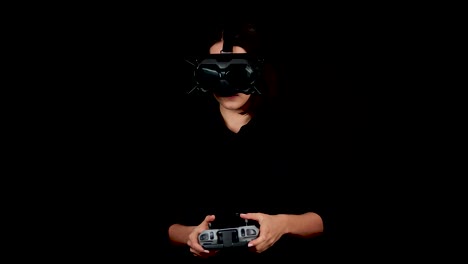 mujer joven con gafas vr y mando a distancia jugando videojuegos en realidad virtual