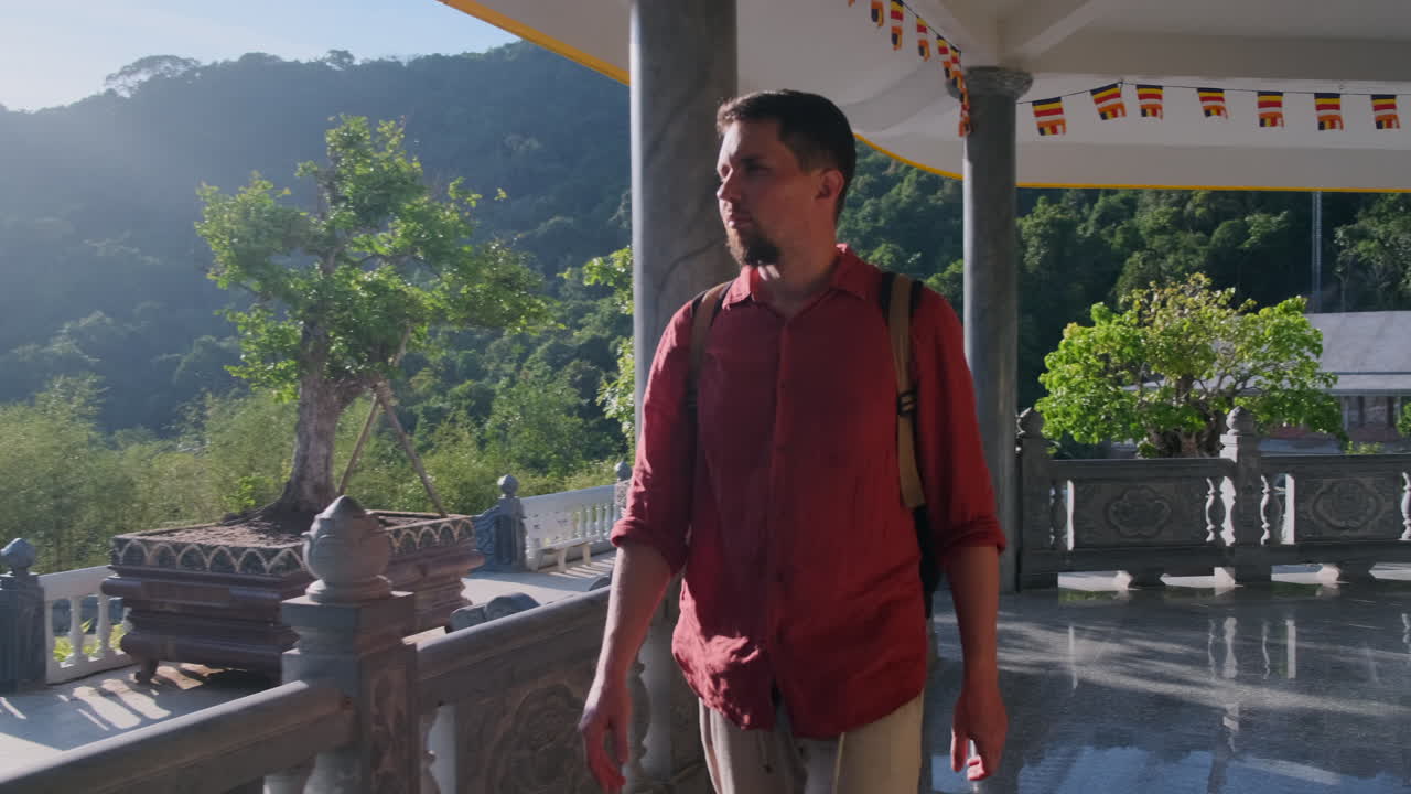 turista caminando por un templo budista en vietnam