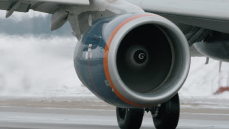 avión a reacción en una pista nevada - detalle