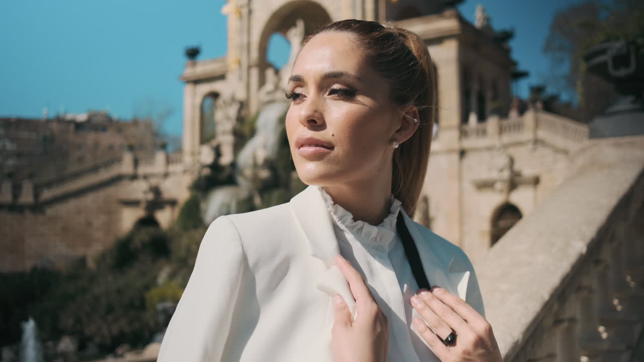 스타일리시한 젊은 여성이 오래된 공원에서 멀리보고 있습니다.